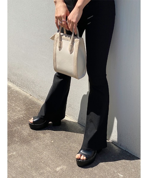 ENVYM（アンビー）の「スクエアミディアムＢＡＧ（ショルダーバッグ・レディース・ベージュ・FREE）」の2枚目の写真