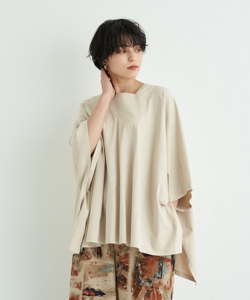YECCA VECCA(イェッカヴェッカ)の「・ポンチョカットソー*(Tシャツ/カットソー・レディース・チャコールグレー/ブラック/ライトベージュ/グリーン系その他3・FREE)」の3枚目の写真