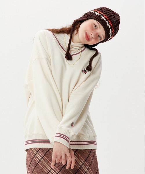 KIRSH(キルシー)の「A'GEM/9 × .kom『KIRSH/キルシー』V-NECK SMALL CHERRYSWEATSHIRT/V-NECK SMALL CHERRYSWEATSHIRT/Vネック スモールチェリー スウェットシャツトレーナー(スウェット・レディース・チャコールグレー/アイボリー/グリーン・FREE)」の1枚目の写真