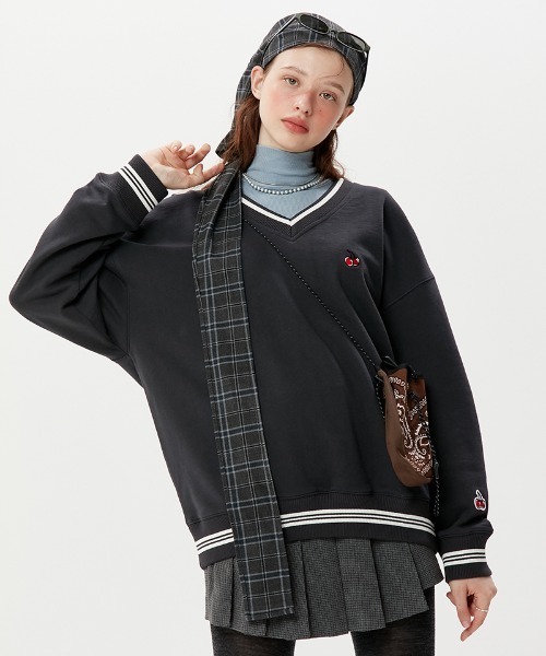 KIRSH(キルシー)の「A'GEM/9 × .kom『KIRSH/キルシー』V-NECK SMALL CHERRYSWEATSHIRT/V-NECK SMALL CHERRYSWEATSHIRT/Vネック スモールチェリー スウェットシャツトレーナー(スウェット・レディース・チャコールグレー/アイボリー/グリーン・FREE)」の2枚目の写真