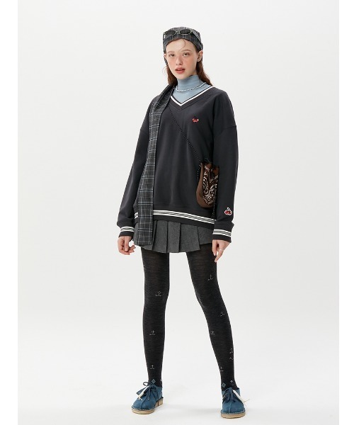 KIRSH(キルシー)の「A'GEM/9 × .kom『KIRSH/キルシー』V-NECK SMALL CHERRYSWEATSHIRT/V-NECK SMALL CHERRYSWEATSHIRT/Vネック スモールチェリー スウェットシャツトレーナー(スウェット・レディース・チャコールグレー/アイボリー/グリーン・FREE)」の4枚目の写真