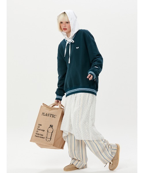 KIRSH(キルシー)の「A'GEM/9 × .kom『KIRSH/キルシー』V-NECK SMALL CHERRYSWEATSHIRT/V-NECK SMALL CHERRYSWEATSHIRT/Vネック スモールチェリー スウェットシャツトレーナー(スウェット・レディース・チャコールグレー/アイボリー/グリーン・FREE)」の5枚目の写真