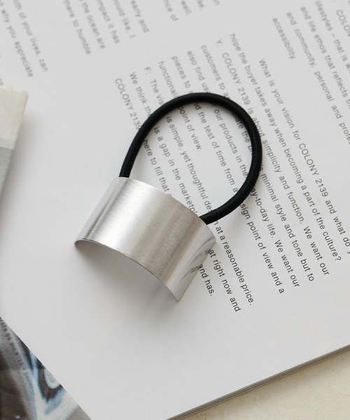 COLONY 2139（コロニートゥーワンスリーナイン）の「ワイドプレートヘアゴム（ヘアゴム・レディース・ゴールド/シルバー・FREE）」の2枚目の写真