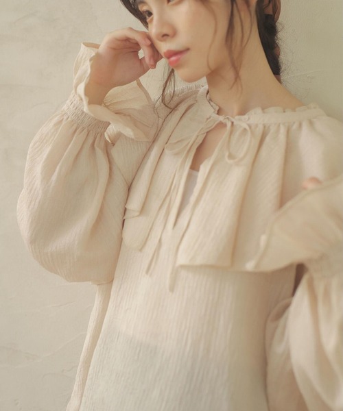 Sugar spoon（シュガースプーン）の「・SUGAR SPOON ラッフルエリセットチュニック＊（シャツ/ブラウス・レディース・グレイッシュベージュ/アイボリー/グリーン/ブラック・FREE）」の2枚目の写真