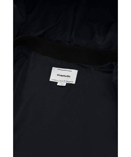 VIVASTUDIO(ビバスタジオ)の「MINIMAL HOODED PARKA(ダウンジャケット/コート・メンズ・ライトグリーン/ダークグレー・MEDIUM/LARGE)」の4枚目の写真