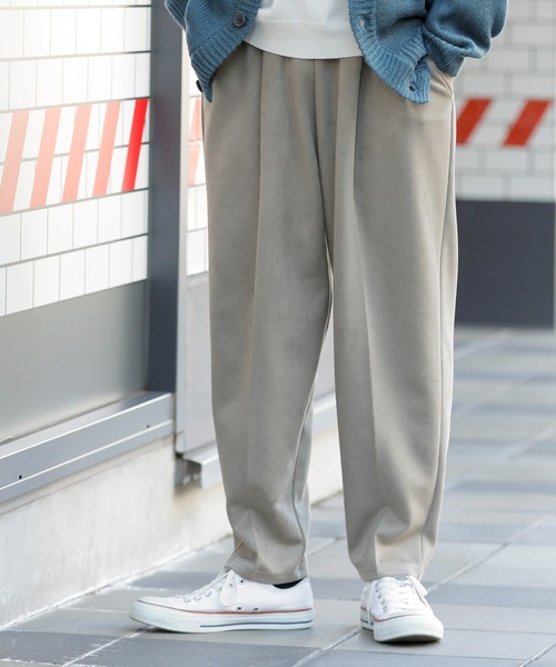ADMIX/ATELIER SAB MEN（アドミックスアトリエサブメン）の「スウェード ダンボールジャージ テーパードパンツ（スラックス・メンズ・スミクロ/ダークブラウン/グレイッシュベージュ/グレイッシュブルー・48/50/52）」の1枚目の写真