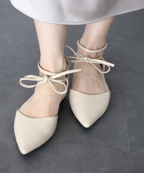 SESTO（セスト）の「バックファスナー付きポインテッドトゥレースアップフラットメリージェーンパンプス（パンプス・レディース・アイボリー/ブラック・23.0cm/23.5cm/22.5cm/25.0cm/24.5cm/24.0cm）」の21枚目の写真
