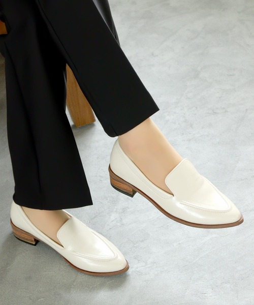 SOROTTO（ソロット）の「本革ピース ウッドヒールローファー 3cmヒール（パンプス・レディース・ブラック/グレイッシュベージュ/アイボリー・24.0cm/24.5cm/22.5cm/23.5cm/23.0cm/25.0cm）」の3枚目の写真