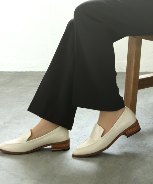 SOROTTO（ソロット）の「本革ピース ウッドヒールローファー 3cmヒール（パンプス・レディース・ブラック/グレイッシュベージュ/アイボリー・24.0cm/24.5cm/22.5cm/23.5cm/23.0cm/25.0cm）」の10枚目の写真