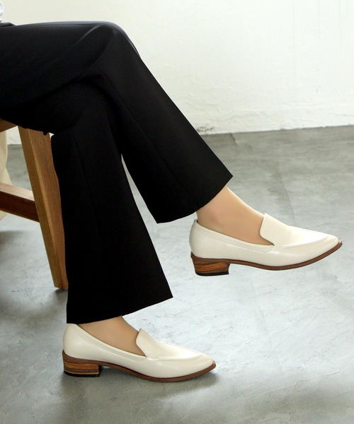 SOROTTO（ソロット）の「本革ピース ウッドヒールローファー 3cmヒール（パンプス・レディース・ブラック/グレイッシュベージュ/アイボリー・24.0cm/24.5cm/22.5cm/23.5cm/23.0cm/25.0cm）」の9枚目の写真