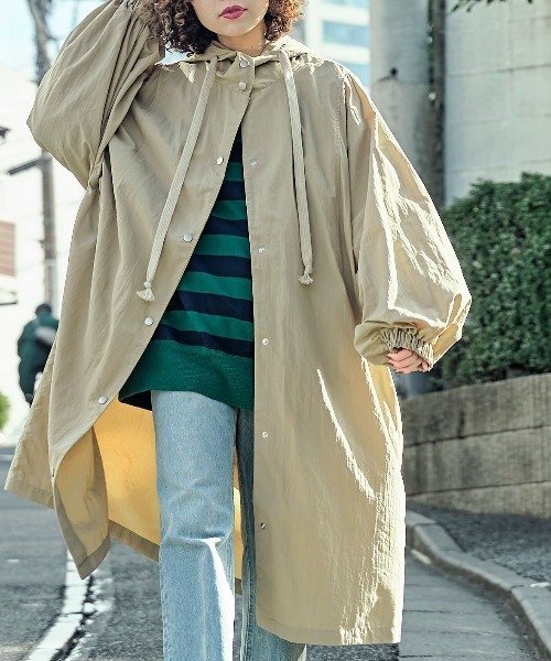 PUBLUX（パブリュクス）の「【PUBLUX/パブリュクス】 ボリューム袖フードスプリングコート（トレンチコート・レディース・ベージュ/カーキ/ブラック・ﾌﾘ-）」の2枚目の写真