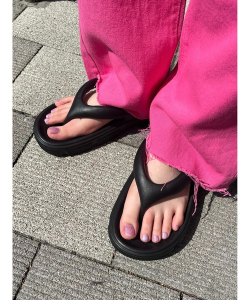 WC（ダブル シー）の「カラートングサンダル（サンダル・レディース・ホワイト/ブラック/ピンク・SMALL/MEDIUM）」の3枚目の写真