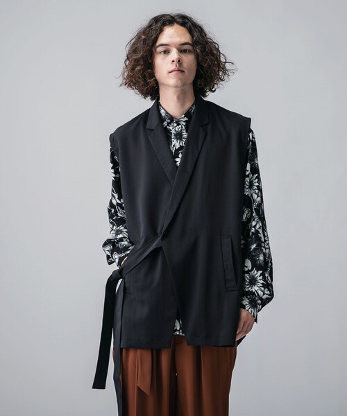 tk.TAKEO KIKUCHI（ティーケータケオキクチ）の「◆ベルテッドノースリーブジャケット（ユニセックスアイテム）（ベスト・メンズ・ブラック/ブルー・66/88）」の3枚目の写真