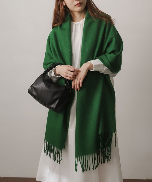 SENSE OF PLACE by URBAN RESEARCH（センスオブプレイスバイアーバンリサーチ）の「『ユニセックス』無地ストール（マフラー・レディース・ピンク/イエロー/ライトベージュ/ブルー/グリーン系その他/アイボリー/パープル/オレンジ/ブラック/グリーン・ONE）」の5枚目の写真