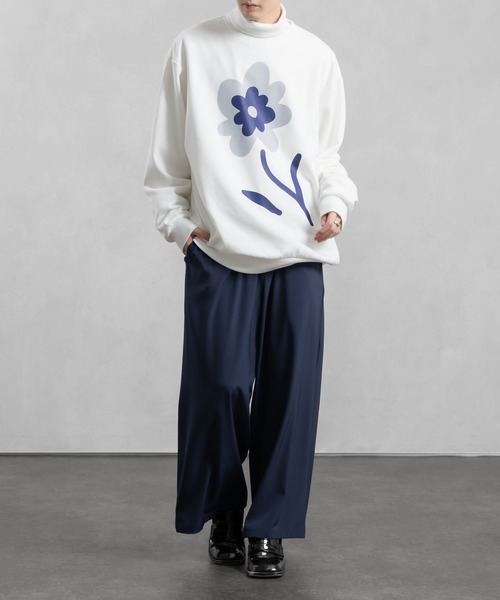 Adoon plain(アドーンプレーン)の「【Adoon plain】フラワープリントルーズスウェット(スウェット・メンズ・オフホワイト/ブラック・MEDIUM/LARGE)」の3枚目の写真