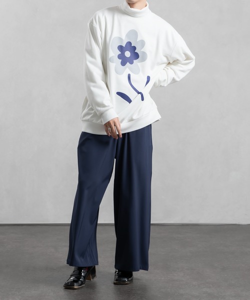 Adoon plain(アドーンプレーン)の「【Adoon plain】フラワープリントルーズスウェット(スウェット・メンズ・オフホワイト/ブラック・MEDIUM/LARGE)」の4枚目の写真