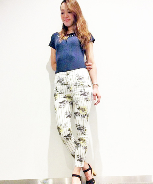 VENCEEXCHANGE（ヴァンスエクスチェンジ）の「サテンストライプ花柄ハイウエストスキニー            （その他パンツ・レディース・オフホワイト/ブラック・MEDIUM/SMALL/LARGE）」の2枚目の写真