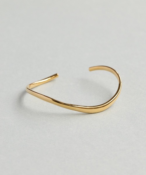 Phoebe(フィービィー)の「スムースウェーブバングル(バングル/リストバンド・レディース・イエローゴールド・FREE)」の1枚目の写真