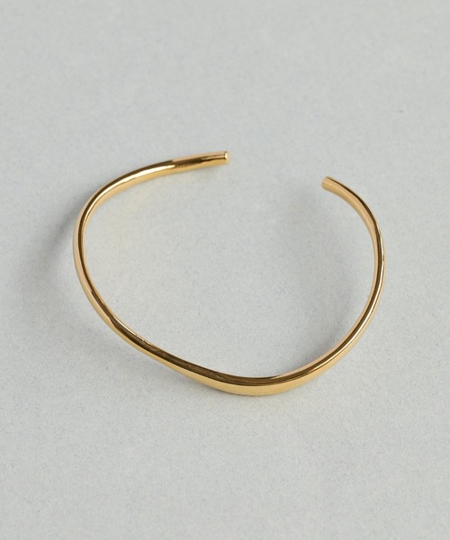 Phoebe(フィービィー)の「スムースウェーブバングル(バングル/リストバンド・レディース・イエローゴールド・FREE)」の2枚目の写真