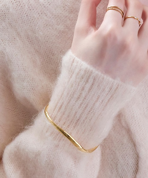 Phoebe(フィービィー)の「スムースウェーブバングル(バングル/リストバンド・レディース・イエローゴールド・FREE)」の3枚目の写真