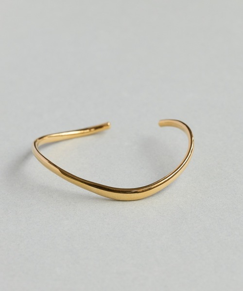 Phoebe(フィービィー)の「スムースウェーブバングル(バングル/リストバンド・レディース・イエローゴールド・FREE)」の4枚目の写真