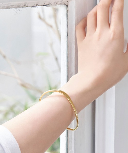Phoebe(フィービィー)の「スムースウェーブバングル(バングル/リストバンド・レディース・イエローゴールド・FREE)」の5枚目の写真