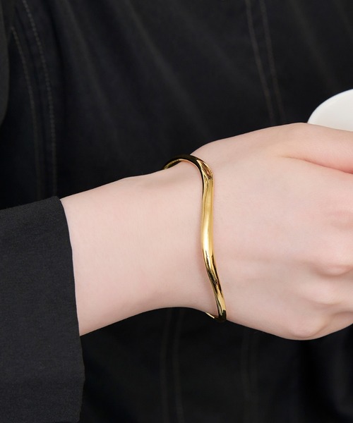 Phoebe(フィービィー)の「スムースウェーブバングル(バングル/リストバンド・レディース・イエローゴールド・FREE)」の6枚目の写真