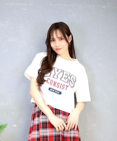 CECIL McBEE(セシルマクビー)の「ワッペン刺繍ロゴクロップドTシャツ(Tシャツ/カットソー・レディース・オフホワイト/アイボリー/チャコールグレー・LARGE/MEDIUM)」の1枚目の写真