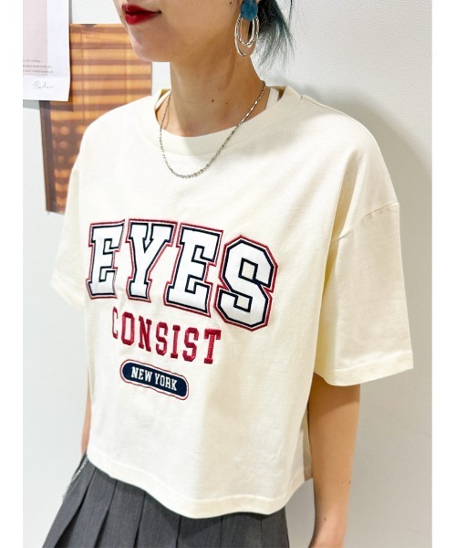 CECIL McBEE(セシルマクビー)の「ワッペン刺繍ロゴクロップドTシャツ(Tシャツ/カットソー・レディース・オフホワイト/アイボリー/チャコールグレー・LARGE/MEDIUM)」の3枚目の写真