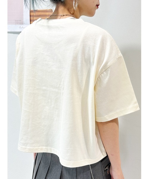 CECIL McBEE(セシルマクビー)の「ワッペン刺繍ロゴクロップドTシャツ(Tシャツ/カットソー・レディース・オフホワイト/アイボリー/チャコールグレー・LARGE/MEDIUM)」の11枚目の写真