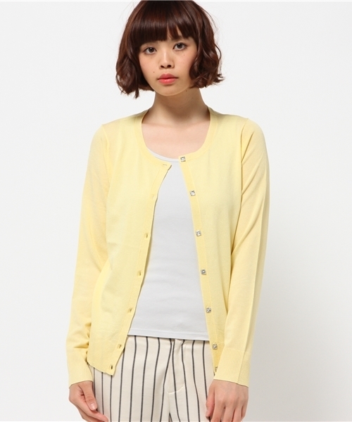 NATURAL BEAUTY BASIC（ナチュラルビューティーベーシック）の「ラウンドネックカーディガン（カーディガン/ボレロ・レディース・グレー/ホワイト/イエロー/ピンク/ネイビー・MEDIUM）」の5枚目の写真