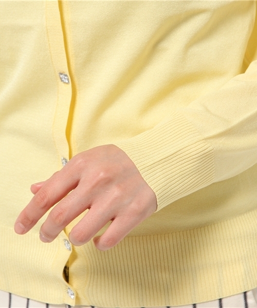 NATURAL BEAUTY BASIC（ナチュラルビューティーベーシック）の「ラウンドネックカーディガン（カーディガン/ボレロ・レディース・グレー/ホワイト/イエロー/ピンク/ネイビー・MEDIUM）」の11枚目の写真