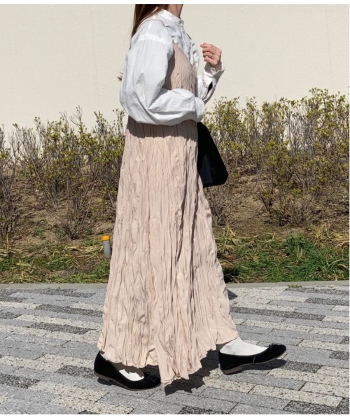 ANOTHER S(アナザーエス)の「ワッシャープリーツロング丈キャミワンピース(ワンピース・レディース・ベージュ/ブラック/グリーン/グレー・FREE)」の11枚目の写真