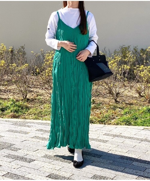 ANOTHER S(アナザーエス)の「ワッシャープリーツロング丈キャミワンピース(ワンピース・レディース・ベージュ/ブラック/グリーン/グレー・FREE)」の18枚目の写真