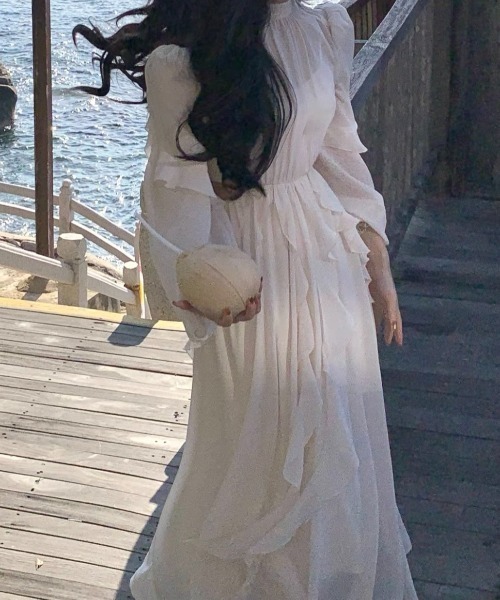 大人のフェミニン。ハーフハイネックシースルーフレアワンピース