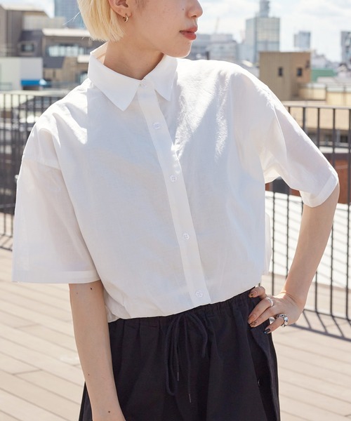 w closet（ダブルクローゼット）の「クロップド半袖シャツ（シャツ/ブラウス・レディース・オフホワイト/ストライプ/チェック・FREE）」の2枚目の写真