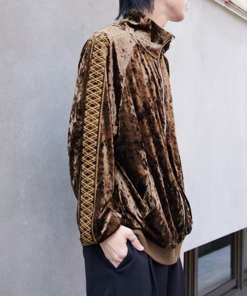 COLONY 2139（コロニートゥーワンスリーナイン）の「クラッシュベロア