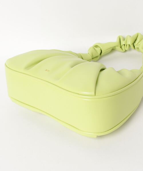 JW PEI（ジェイダブリューペイ）の「JW PEI/Gabbi Ruched Hobo Handbag（ハンドバッグ・レディース・ライム/アイボリー/ライトベージュ・FREE）」の4枚目の写真