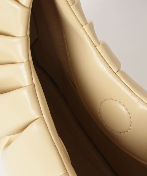 JW PEI（ジェイダブリューペイ）の「JW PEI/Gabbi Ruched Hobo Handbag（ハンドバッグ・レディース・ライム/アイボリー/ライトベージュ・FREE）」の9枚目の写真