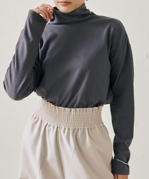RANAN（ラナン）の「[サスティナブル]綿100％　吸湿発熱タートルネック長袖プルオーバー（Tシャツ/カットソー・レディース・オレンジ/ブラック/オフホワイト/ブルー/ライトグレー/チャコール/パープル/ブラウン/グリーン/イエロー/テラコッタ・M/LL/L）」の4枚目の写真