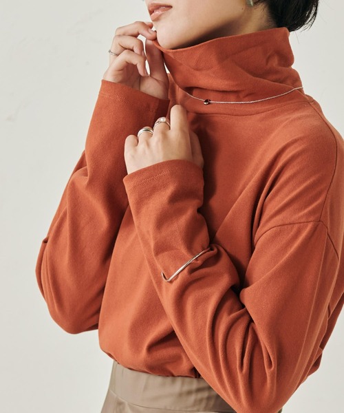 RANAN（ラナン）の「[サスティナブル]綿100％　吸湿発熱タートルネック長袖プルオーバー（Tシャツ/カットソー・レディース・オレンジ/ブラック/オフホワイト/ブルー/ライトグレー/チャコール/パープル/ブラウン/グリーン/イエロー/テラコッタ・M/LL/L）」の6枚目の写真