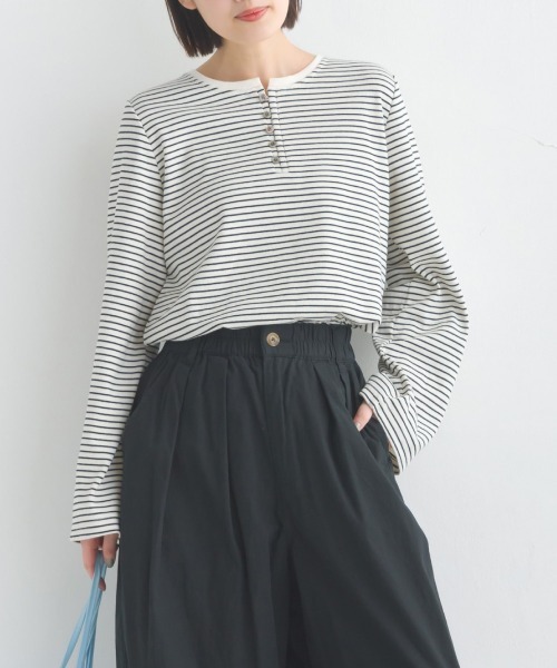 OMNES(オムネス)の「リブワイドスリーブヘンリーネック長袖プルオーバー(Tシャツ/カットソー・レディース・アイボリー/ブルー/オリーブ/ホワイト系その他/ブラック・FREE)」の2枚目の写真