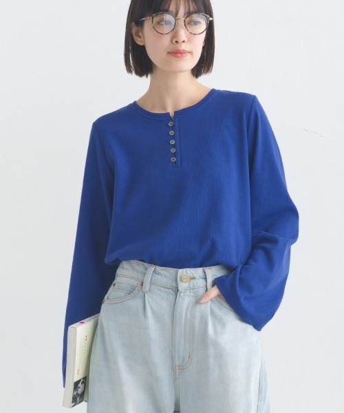 OMNES(オムネス)の「リブワイドスリーブヘンリーネック長袖プルオーバー(Tシャツ/カットソー・レディース・アイボリー/ブルー/オリーブ/ホワイト系その他/ブラック・FREE)」の5枚目の写真