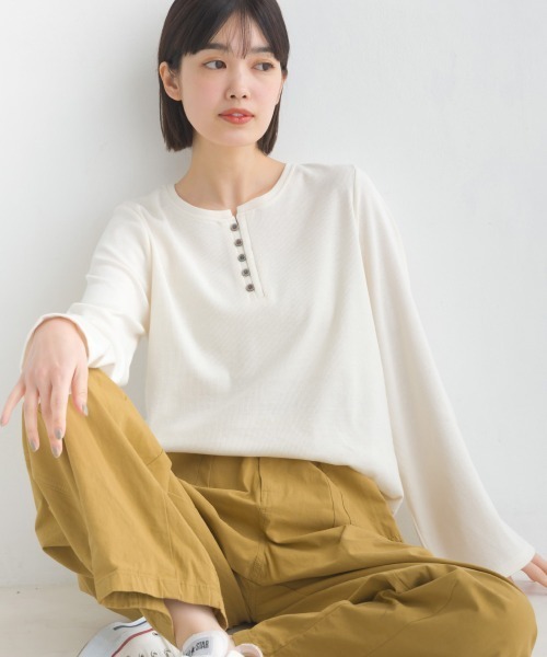 OMNES(オムネス)の「リブワイドスリーブヘンリーネック長袖プルオーバー(Tシャツ/カットソー・レディース・アイボリー/ブルー/オリーブ/ホワイト系その他/ブラック・FREE)」の1枚目の写真