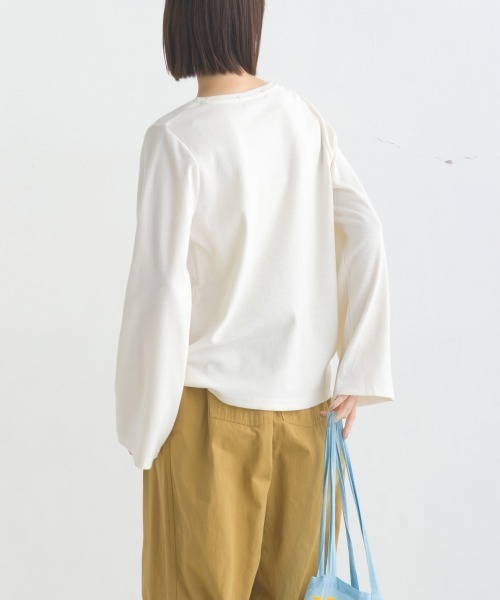 OMNES(オムネス)の「リブワイドスリーブヘンリーネック長袖プルオーバー(Tシャツ/カットソー・レディース・アイボリー/ブルー/オリーブ/ホワイト系その他/ブラック・FREE)」の14枚目の写真