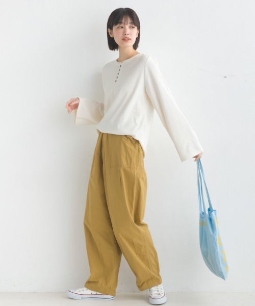 OMNES(オムネス)の「リブワイドスリーブヘンリーネック長袖プルオーバー(Tシャツ/カットソー・レディース・アイボリー/ブルー/オリーブ/ホワイト系その他/ブラック・FREE)」の15枚目の写真