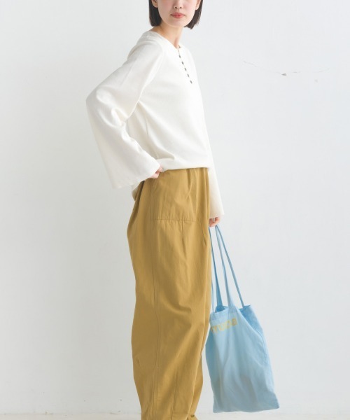 OMNES(オムネス)の「リブワイドスリーブヘンリーネック長袖プルオーバー(Tシャツ/カットソー・レディース・アイボリー/ブルー/オリーブ/ホワイト系その他/ブラック・FREE)」の16枚目の写真