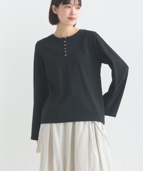 OMNES(オムネス)の「リブワイドスリーブヘンリーネック長袖プルオーバー(Tシャツ/カットソー・レディース・アイボリー/ブルー/オリーブ/ホワイト系その他/ブラック・FREE)」の22枚目の写真