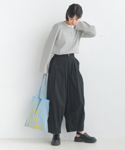 OMNES(オムネス)の「リブワイドスリーブヘンリーネック長袖プルオーバー(Tシャツ/カットソー・レディース・アイボリー/ブルー/オリーブ/ホワイト系その他/ブラック・FREE)」の20枚目の写真