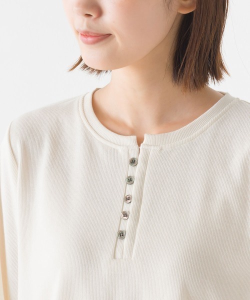 OMNES(オムネス)の「リブワイドスリーブヘンリーネック長袖プルオーバー(Tシャツ/カットソー・レディース・アイボリー/ブルー/オリーブ/ホワイト系その他/ブラック・FREE)」の6枚目の写真